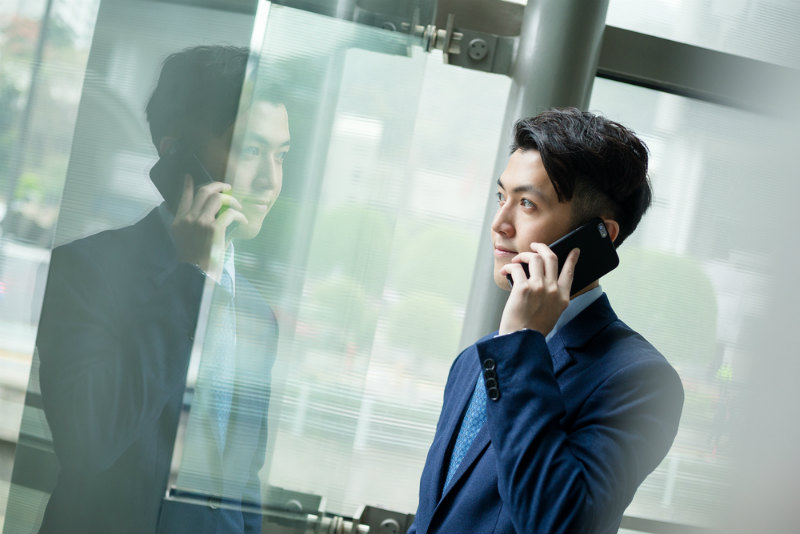 電話をするスーツの男性