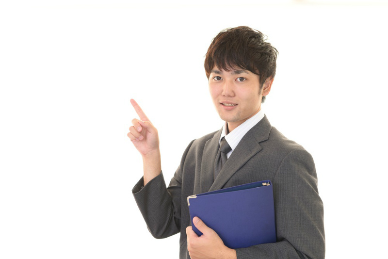 【第二新卒にとって有利な転職時期はズバリ1月3月4月6月】人差し指を出す若いビジネスマン