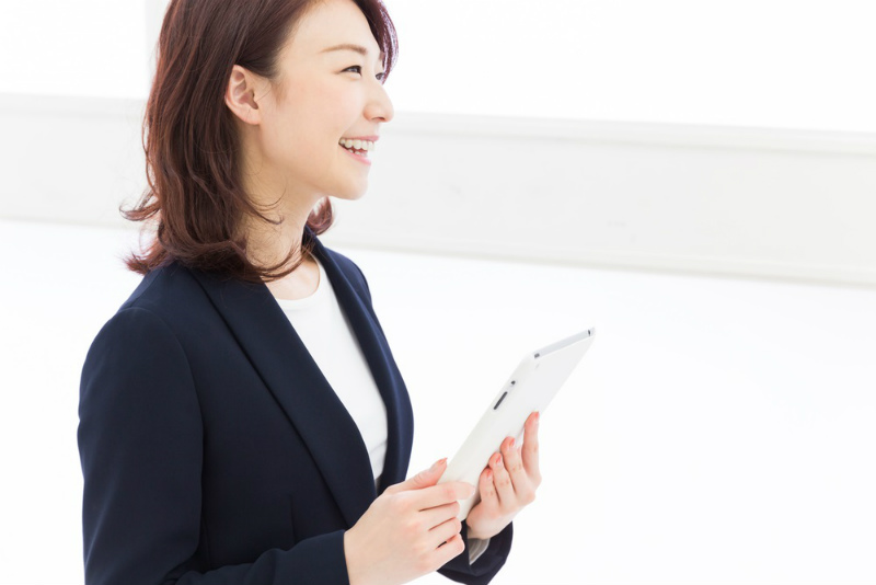 【心強いパートナー 転職エージェントの選び方】タブレットを持って笑顔のOL