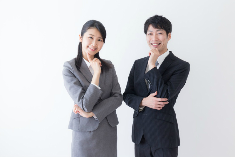 【まとめ】顎に手をあてる男女の若いビジネスマン