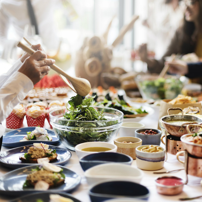 テーブルに置かれたたくさんの料理
