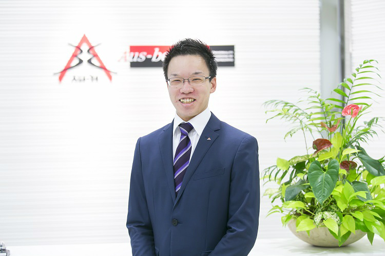 株式会社オースビーに2011年4月に新卒で入社したビジネスエンジニアリング本部の浦屋様