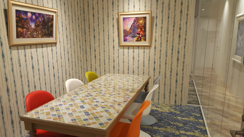 アールビバンの本社会議室に飾られるディズニーの画像
