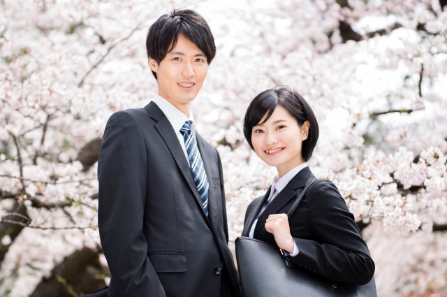 桜並木に立つ2人の就活生