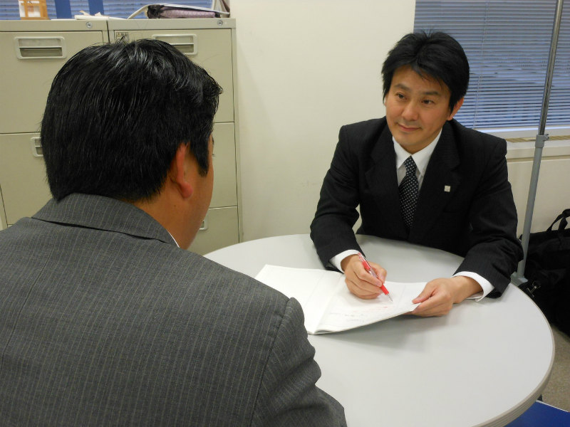 打ち合わせをする真鍋様